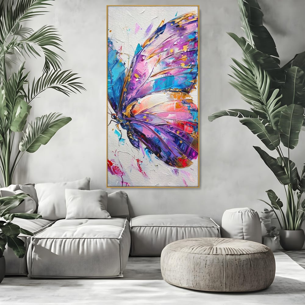 Tablou canvas cu tablou canvas cu fluture pictat in nuante de violet, in rama de aluminiu auriu, pe perete intr-un living